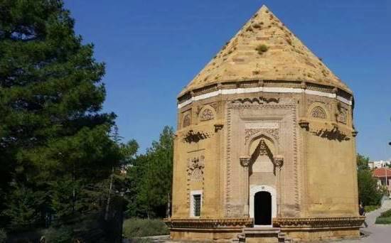 Niğde H&uuml;davent Hatun T&uuml;rbesi